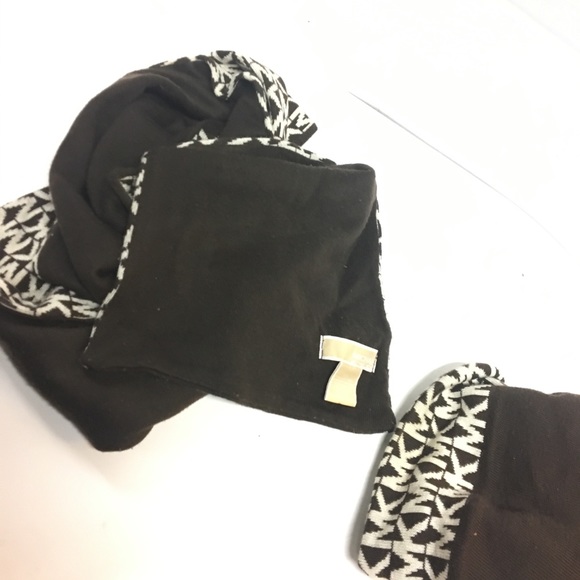 Micheal kros hat scarf combo like new - Picture 6 of 7